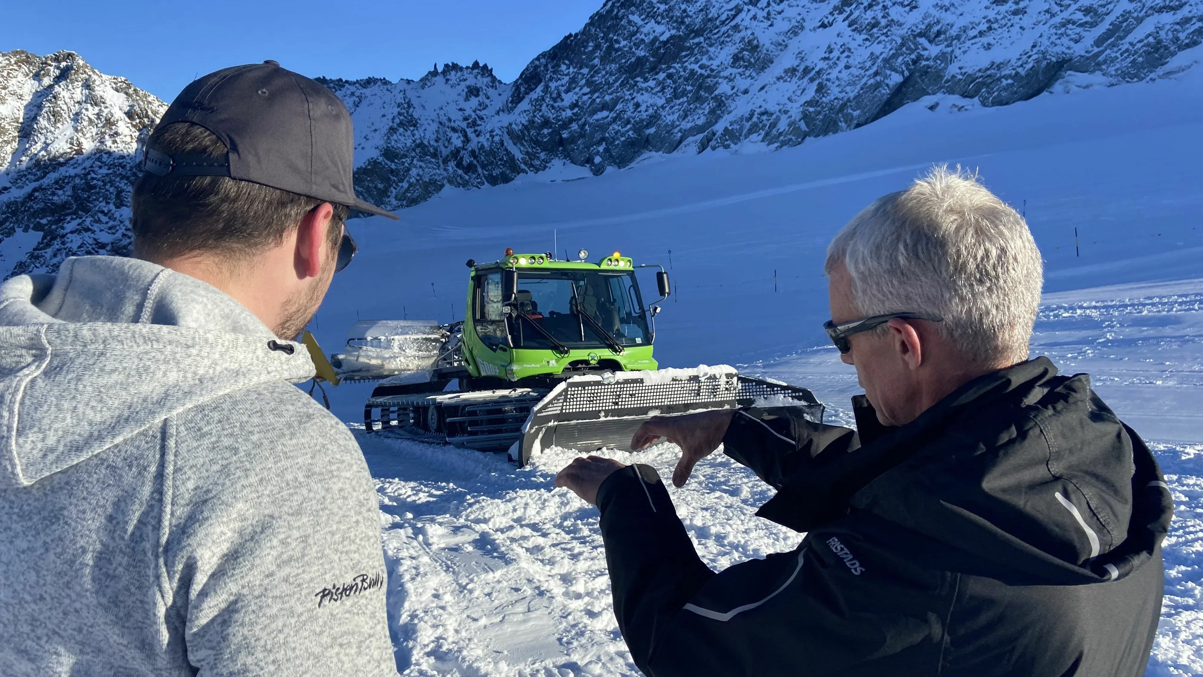 ProAcademy Gespräch vor PistenBully